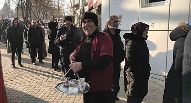 Eskişehir'deki EYT kuyruğunda ilginç bir çaycı