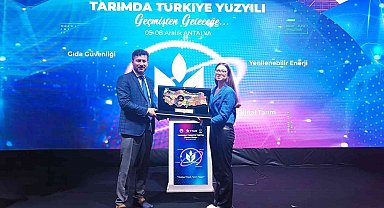 Eskişehirli üniversite öğrencisi genç kadın çiftçiye 'Tarımda Türkiye Yüzyılı' plaketi