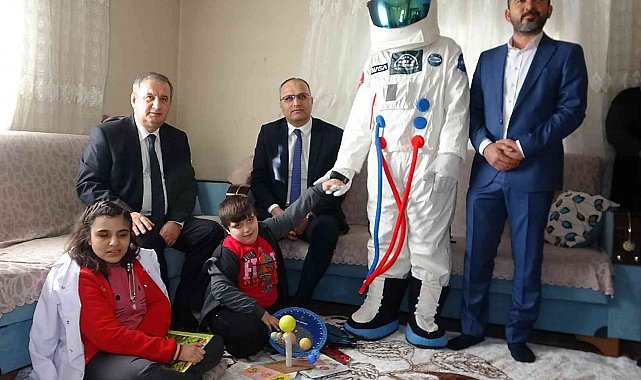 Eve astronot geldi: Evde eğitim alan özel kardeşlerin hayali gerçek oldu