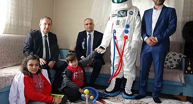 Eve astronot geldi: Evde eğitim alan özel kardeşlerin hayali gerçek oldu