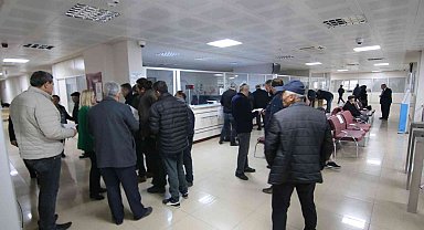 EYT borçlanmasını öğrenmek isteyenler kuyruk oluşturdu