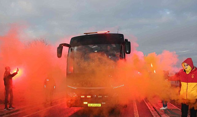 Galatasaray kafilesine Sivas'ta meşaleli karşılama