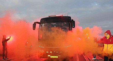 Galatasaray kafilesine Sivas'ta meşaleli karşılama