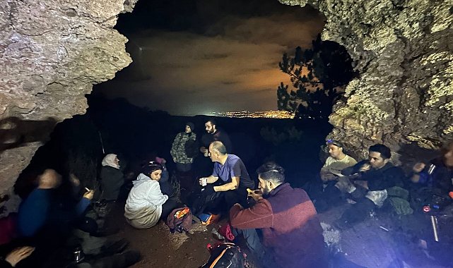 Gece yürüyüşçüleri mağaralarda şehir ışıklarını seyretti