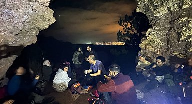 Gece yürüyüşçüleri mağaralarda şehir ışıklarını seyretti