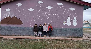 Gönüllü öğrenciler bir araya geldi, köy okulunu adeta masal evine çevirdiler