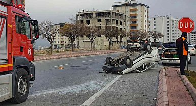 Hafif ticari araç ile çarpışan otomobil takla attı: 1 yaralı