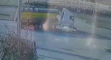 Hafriyat kamyonu otomobili hurdaya çevirdi: 2 kişinin yaralandığı kaza anı kamerada