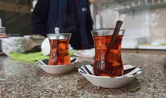 Ihlamurları köyünden toplayıp çay ocağında demleyerek satıyor