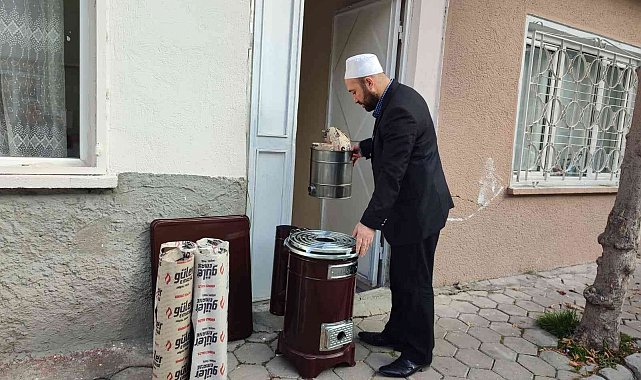 İhtiyaç sahibi ailelere soba ve kömür yardımı yaparak örnek oluyor