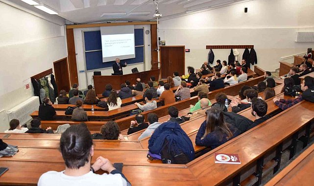 İİBF'de "2001 Krizi ve Türkiye Ekonomisi" konuşuldu
