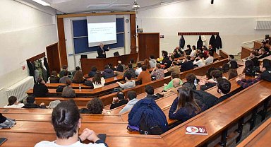 İİBF'de "2001 Krizi ve Türkiye Ekonomisi" konuşuldu
