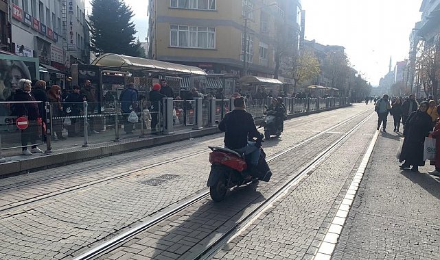 İki Eylül Caddesi'nde yasağı umursayan yok