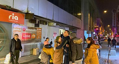 İki grup arasında çıkan kavgayı yoldan geçenler ayırdı
