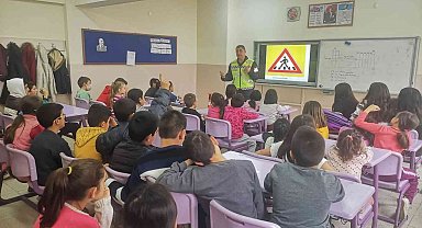 Jandarmadan vatandaşlara ve öğrencilere trafik eğitimleri