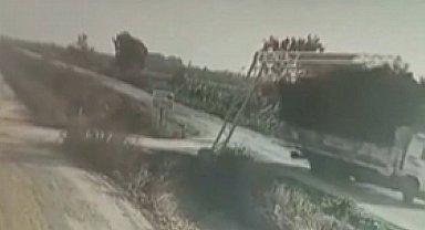 Kamyon tek hamleyle köy yolunu değiştirdi