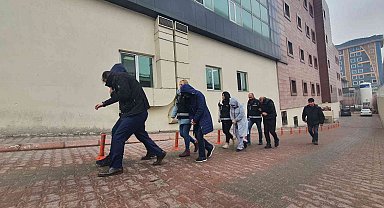 Kar vaadiyle vatandaşlardan yüksek miktarlarda para alıp geri ödemeyen 4 kişi adliyede
