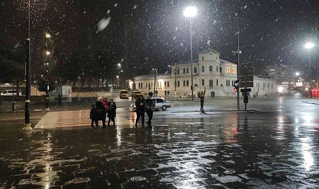 Kar yağışı etkisini gösterdi, bazı sürücüler yolda kaldı
