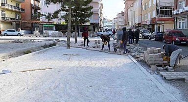 Karaman Belediyesinin asfalt, kaldırım ve park çalışmaları devam ediyor