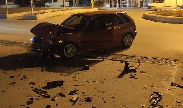 Kavşakta çarpışan 2 araçta maddi hasar oluştu