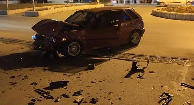 Kavşakta çarpışan 2 araçta maddi hasar oluştu