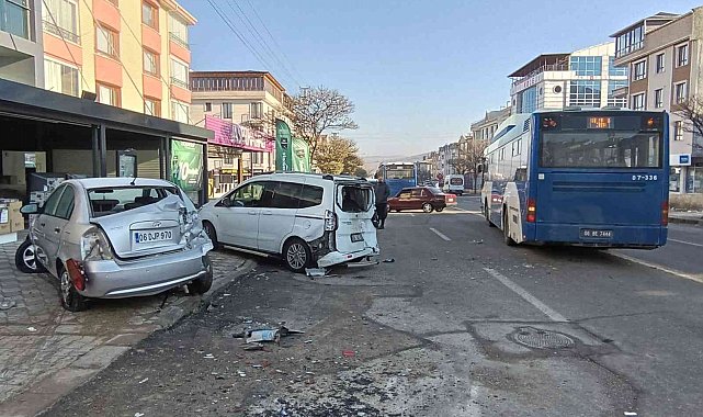 Kayganlaşan yol 2 belediye otobüsünün art arda kazasına sebep oldu