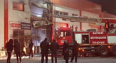 Kayseri'de mobilya imalathanesi yangında küle döndü