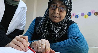 Kaza geçiren kocasını hastanede bulamadı, 73 yaşında okuma-yazma öğrendi