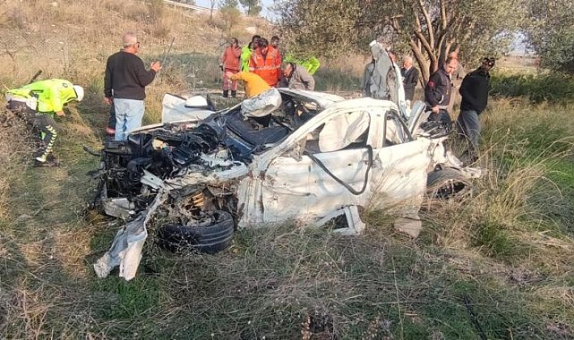 Kaza yapan araç hurdaya döndü, içindekiler yaralı kurtuldu
