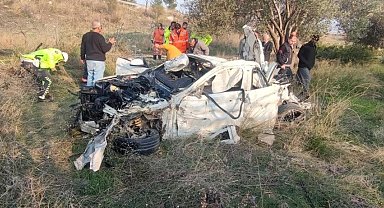 Kaza yapan araç hurdaya döndü, içindekiler yaralı kurtuldu