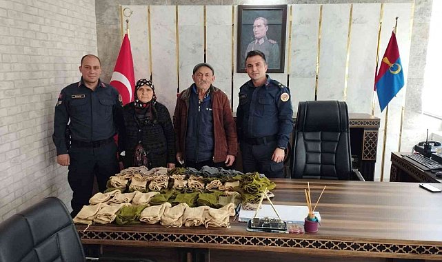 Kezban Teyze Mehmetçik üşümesin diye 50 çift çorap ördü
