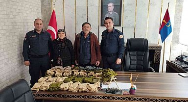 Kezban Teyze Mehmetçik üşümesin diye 50 çift çorap ördü