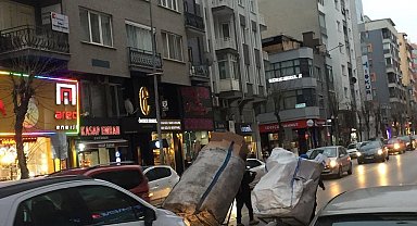 Kâğıt toplayıcı çocuklar trafiktekileri isyan ettirdi