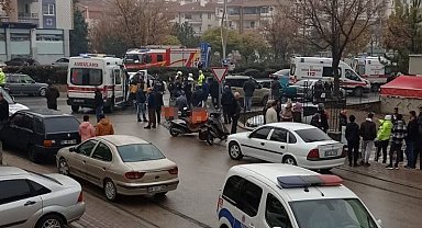 Kontrolden çıkan aracın 4 kişiyi ezdiği anlar kameraya yansıdı