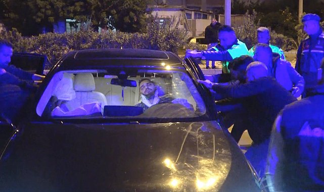 Kontrolden çıkan lüks otomobil aydınlatma direğine böyle çarptı