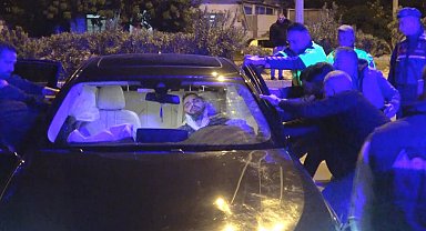 Kontrolden çıkan lüks otomobil aydınlatma direğine böyle çarptı