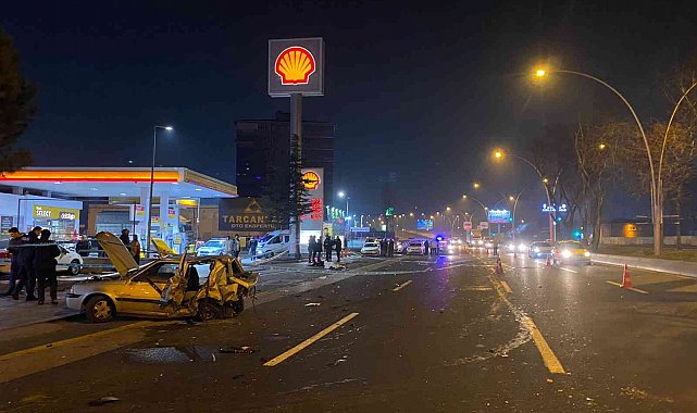 Kontrolden çıkan otomobil önünde seyir halinde olan araca çarptı: 2 ölü, 1'i ağır 3 yaralı