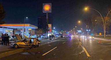 Kontrolden çıkan otomobil önünde seyir halinde olan araca çarptı: 2 ölü, 1'i ağır 3 yaralı