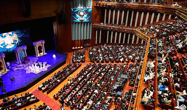 Konya Şehir Tiyatrosu Cumhurbaşkanlığı Külliyesi'nde Ankaralı gençlerle buluştu