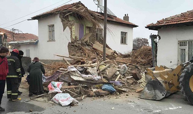 Konya'da hasarlı ev çöktü