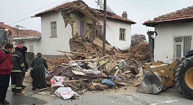 Konya'da hasarlı ev çöktü