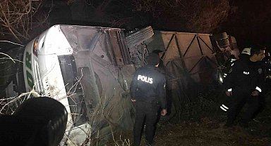 Konya'da yolcu otobüsü şarampole devrildi: 15 yaralı