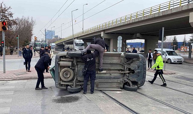 Konya'daki çarpışan otomobillerden biri tramvay yoluna devrildi
