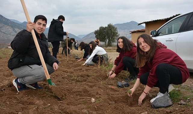 Lavantalar öğrencilerin ellerinden toprakla buluştu