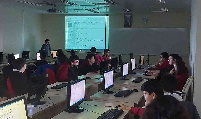 Lise öğrencilerine dinamik matematik yazılımı eğitimi