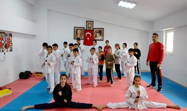 Mahalledeki çocuklar için kulüp binasını spor salonuna çevirdiler