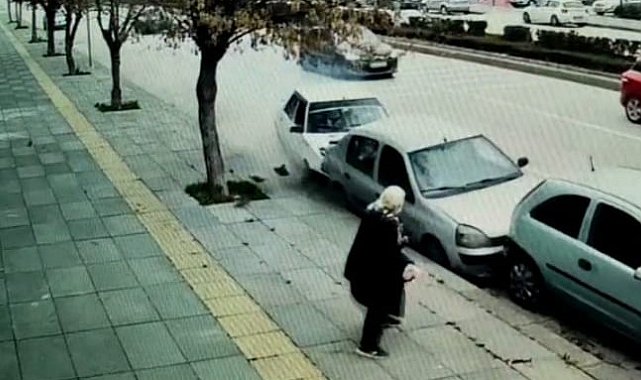 Makas atan trafik magandasının sebep olduğu kazada yaşlı kadın ezilmekten son anda kurtuldu