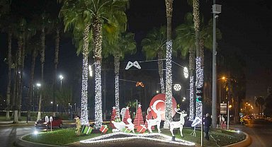 Mersin caddeleri ve sokakları yılbaşı için süslendi