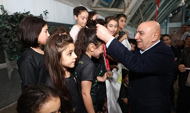 Minikler yüzerek yarıştı