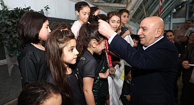 Minikler yüzerek yarıştı
